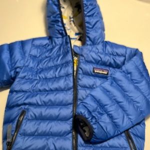 Patagonia reversible boys puffer jacket. Blue/surfer print